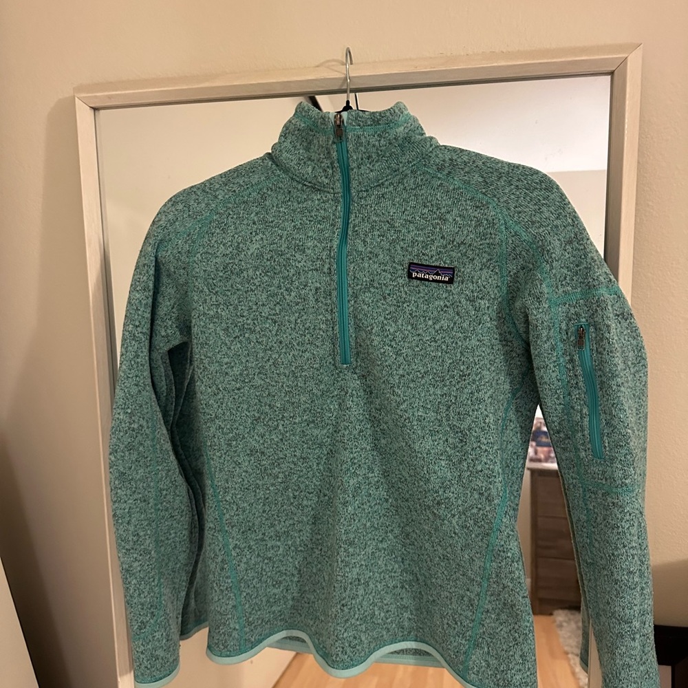Green Patagonia 1/2 zip sweatshirt!